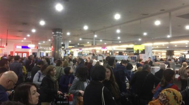 Haos pe mai multe aeroporturi din lume, oamenii aşteaptă la cozi uriaşe