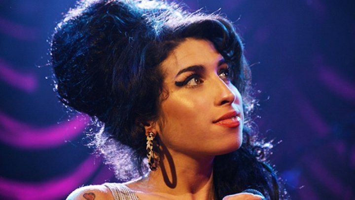 Amy Winehouse ar fi împlinit astăzi 34 de ani. Actrița a murit în urma unei supradoze de droguri