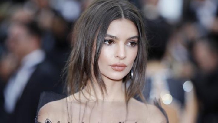 Actrița de top model american Emily Ratajkowski a denunțat retușarea formelor ei pe o copertă a unei reviste