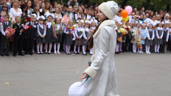 Vine iarna! Moş Gerilă şi Fulguţa au felicitat elevii cu ocazia începutului noului an şcolar (FOTO)