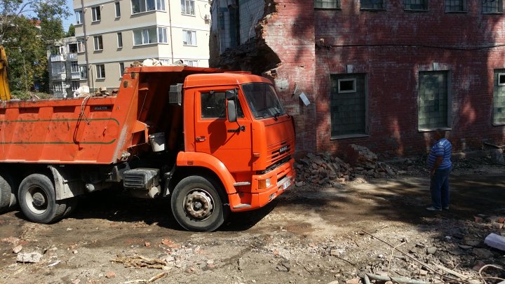 Apartamente în locul unei băi publice din Capitală. Locatarii din blocul vecin, REVOLTAŢI (FOTO)