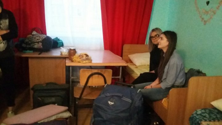 Studenţii basarabeni la studii în România. Au venit de acasă cu zacuscă, hrişcă şi jucării de pluş 