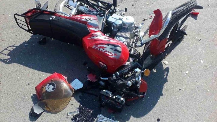 Accident grav la Briceni. Un motociclist în vârstă de 15 ani a ajuns în stare gravă la spital