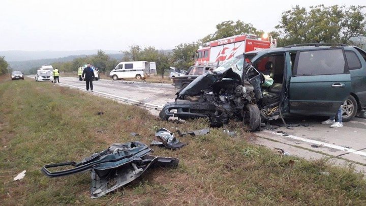 NOAPTE CUMPLITĂ. Trei oameni au murit, iar alţi trei se află în stare gravă în urma a două accidente rutiere (FOTO)