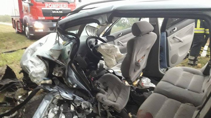 NOAPTE CUMPLITĂ. Trei oameni au murit, iar alţi trei se află în stare gravă în urma a două accidente rutiere (FOTO)