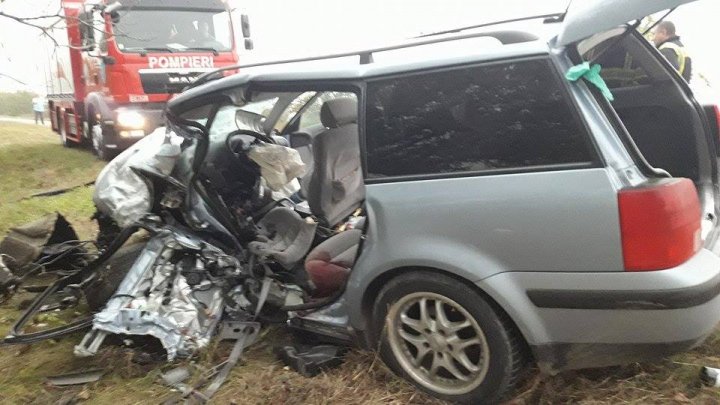 NOAPTE CUMPLITĂ. Trei oameni au murit, iar alţi trei se află în stare gravă în urma a două accidente rutiere (FOTO)