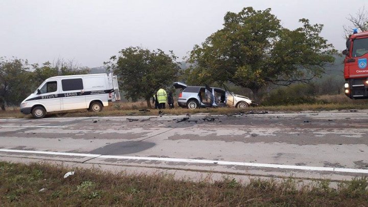 NOAPTE CUMPLITĂ. Trei oameni au murit, iar alţi trei se află în stare gravă în urma a două accidente rutiere (FOTO)