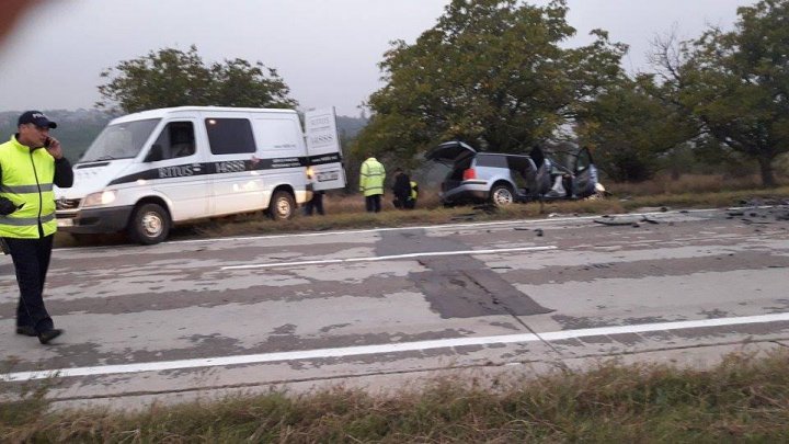 NOAPTE CUMPLITĂ. Trei oameni au murit, iar alţi trei se află în stare gravă în urma a două accidente rutiere (FOTO)