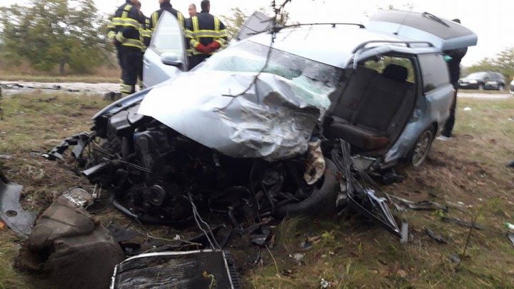 NOAPTE CUMPLITĂ. Trei oameni au murit, iar alţi trei se află în stare gravă în urma a două accidente rutiere (FOTO)