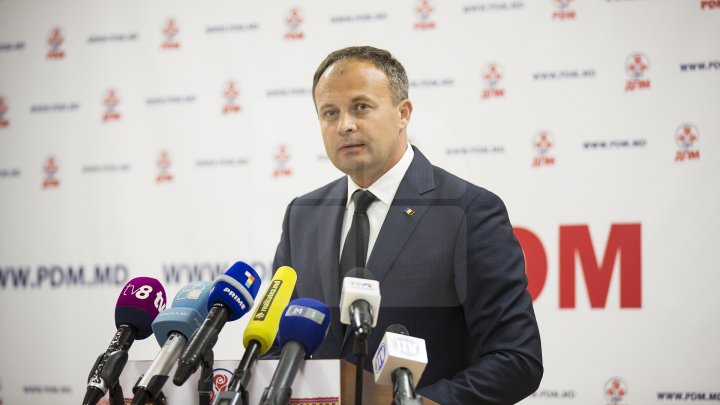 Candu îi cere lui Dodon să promulge legile revotate şi să respecte Constituţia