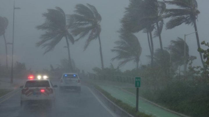 Trei români aflaţi pe o insulă din Caraibe, au fost daţi dispăruţi în urma uraganului Irma 