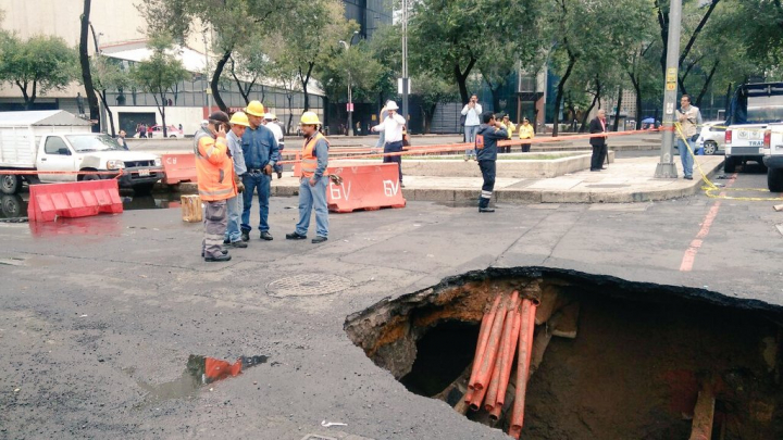 O groapă de şapte metri adâncime s-a format în orașul Ciudad de Mexico, după ploile abundente