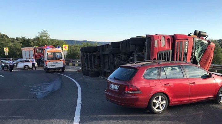 Membrii trupei DJ Project, răniţi grav după ce un TIR s-a răsturnat peste maşina în care se aflau