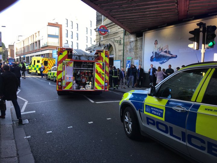 EXPLOZIE la metroul din Londra. Mai mulți călători au suferit arsuri pe față (FOTO)