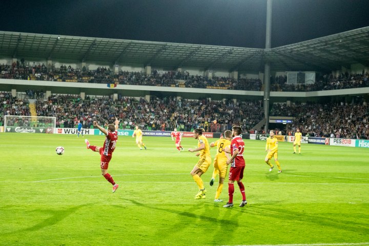 MOMENT COMIC! Ce a făcut un suporter moldovean în timpul meciului cu Ţara Galilor (VIDEO)