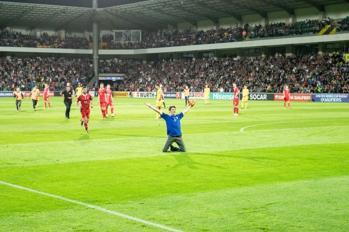 MOMENT COMIC! Ce a făcut un suporter moldovean în timpul meciului cu Ţara Galilor (VIDEO)