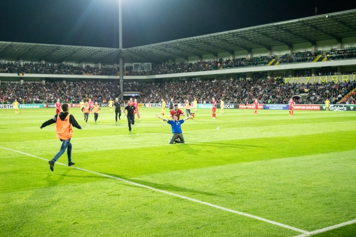 MOMENT COMIC! Ce a făcut un suporter moldovean în timpul meciului cu Ţara Galilor (VIDEO)