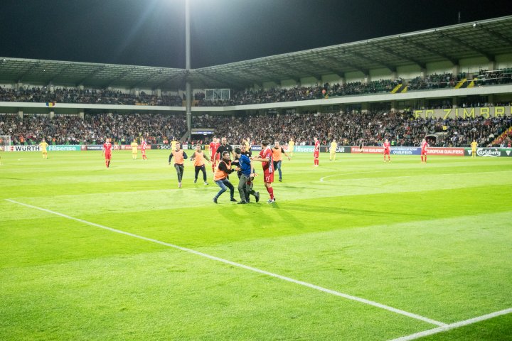 MOMENT COMIC! Ce a făcut un suporter moldovean în timpul meciului cu Ţara Galilor (VIDEO)