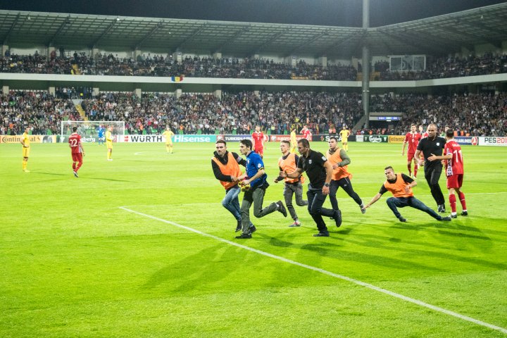 MOMENT COMIC! Ce a făcut un suporter moldovean în timpul meciului cu Ţara Galilor (VIDEO)