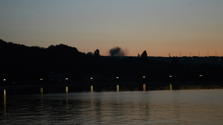 ALERTĂ! Arde dealul de la Durleşti (FOTO)