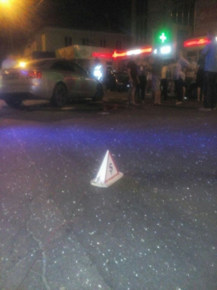 Accident groaznic în sectorul Buiucani. Un Audi a facut zob o maşină de şcoala auto. Şoferul în stare gravă (FOTO)