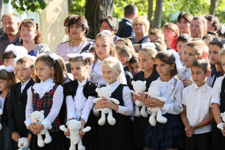 Elevii s-au întors la şcoală! Unii au făcut parada modei şi au chefuit în localuri de lux (FOTO)