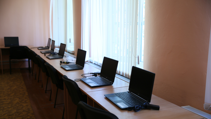 Liderul PDM a vizitat şcoala pe care a absolvit-o. Cum era elevul Vlad Plahotniuc şi ce le-a spus tinerilor (FOTO)