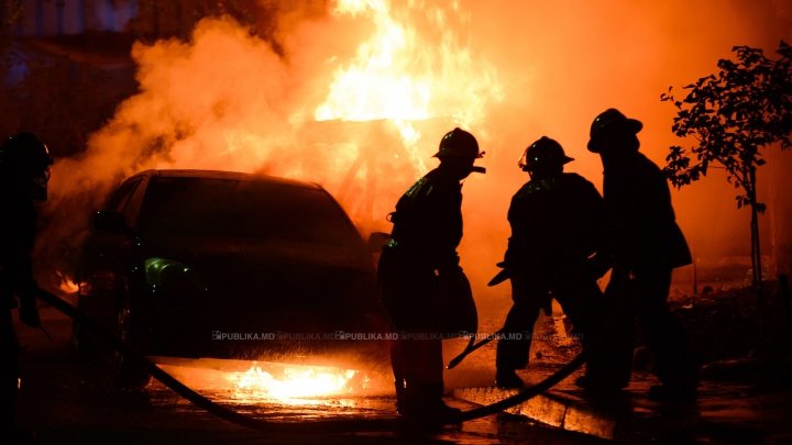 INCENDII SUSPECTE în Chişinău. Trei automobile au fost cuprinse de flăcări