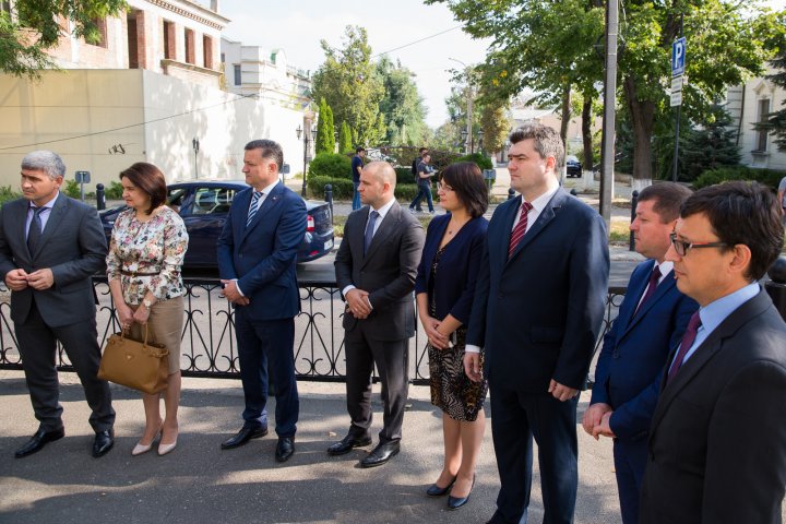 9/11. Pavel Filip împreună cu echipa de miniştri au depus flori la ambasada SUA