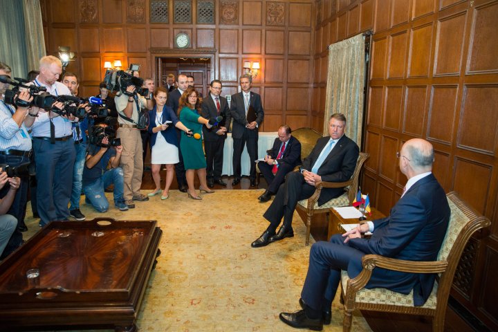 Pavel Filip, felicitat de Klaus Iohannis pentru reuşita de a conduce Guvernul într-un mod care ajută cetățenii Republicii Moldova