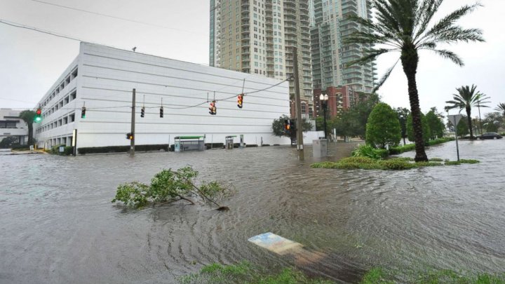 PUBLIKA WORLD: Uraganul Irma continuă să producă stricăciuni în Statele Unite. Nivelul apei pe străzi a trecut de un metru