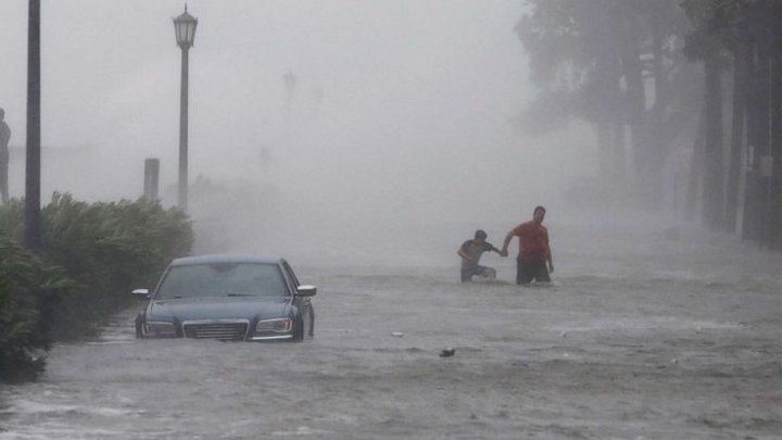 PUBLIKA WORLD: Uraganul Irma continuă să producă stricăciuni în Statele Unite. Nivelul apei pe străzi a trecut de un metru