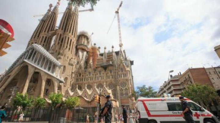 Poliţia catalană a evacuat catedrala Sagrada Familia din Barcelona în cadrul unei operațiuni antiteroriste