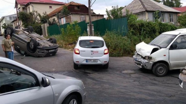 O maşină s-a răsturnat după ce s-a ciocnit violent cu un microbuz (FOTO)