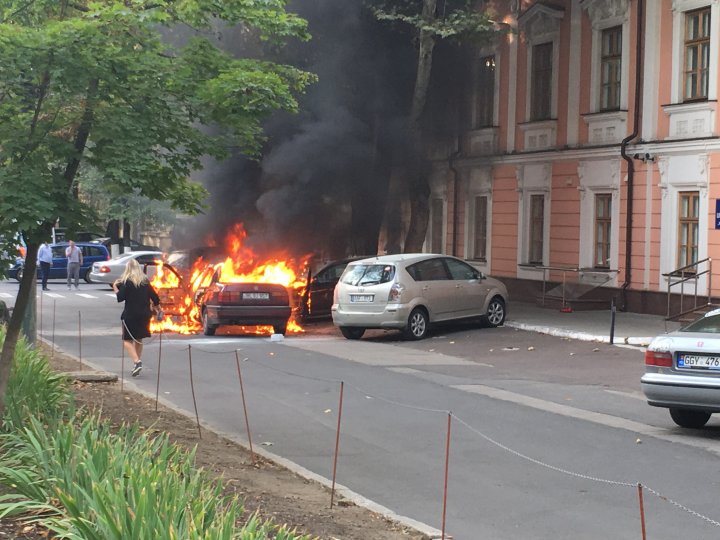 O maşină a luat foc în mers, pe strada 31 August din Capitală (FOTO/VIDEO)