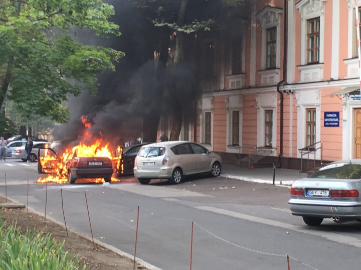 O maşină a luat foc în mers, pe strada 31 August din Capitală (FOTO/VIDEO)