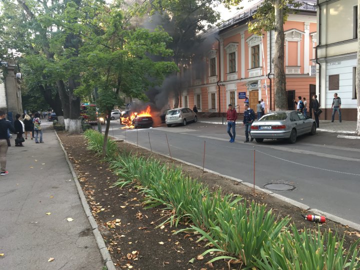 O maşină a luat foc în mers, pe strada 31 August din Capitală (FOTO/VIDEO)