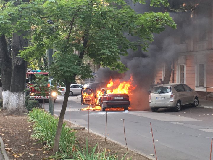 O maşină a luat foc în mers, pe strada 31 August din Capitală (FOTO/VIDEO)