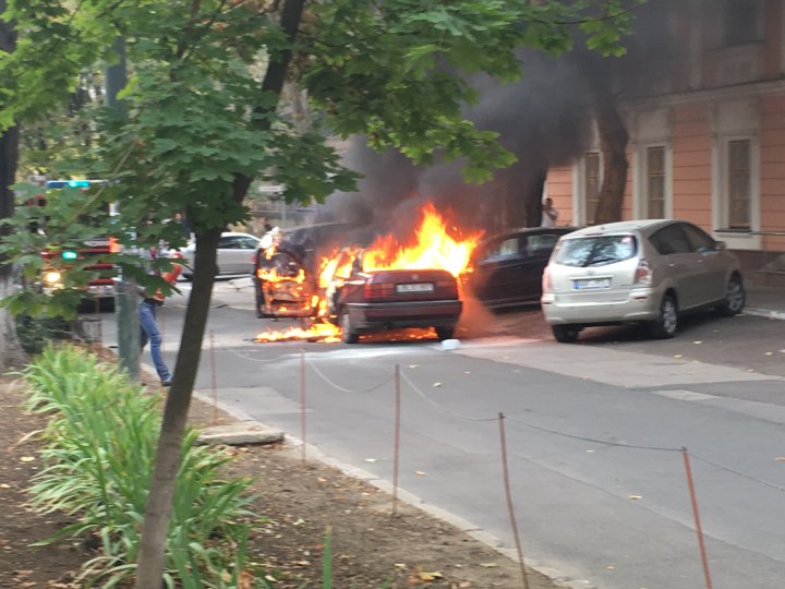 Maşina care a luat foc în mers, pe strada 31 August, a trecut testarea tehnică în urmă cu două săptămâni