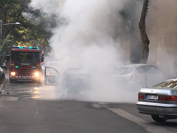 O maşină a luat foc în mers, pe strada 31 August din Capitală (FOTO/VIDEO)