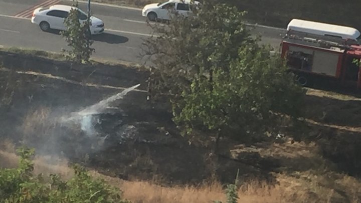 Incendiu de vegetaţie în curtea unui bloc de locuit din sectorul Buiucani (VIDEO/FOTO)