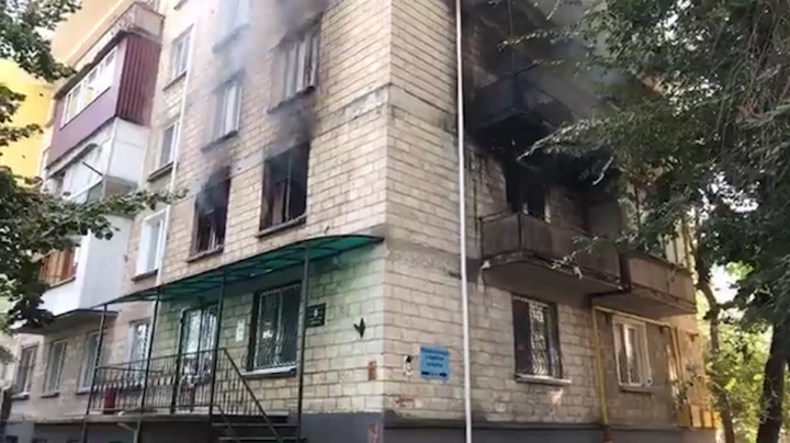 Incendiu într-un apartament în Capitală. Locuinţa era PLINĂ PÂNĂ LA REFUZ cu vechituri și gunoaie 