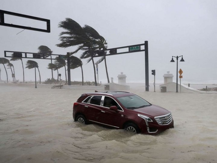 PUBLIKA WORLD: Uraganul Irma continuă să producă stricăciuni în Statele Unite. Nivelul apei pe străzi a trecut de un metru