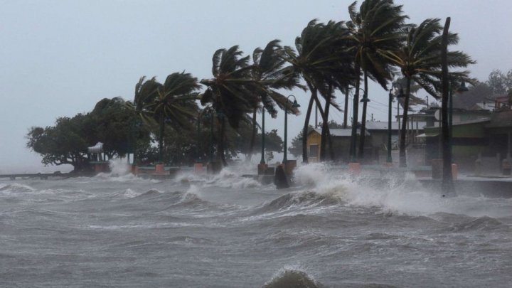 Momentul în care un reporter a scăpat ca prin minune de furia uraganului Irma (VIDEO)