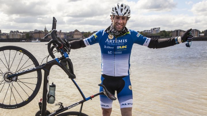 A făcut ocolul pământului pe bicicletă în 78 de zile. Mark Beaumont a doborât recordul mondial