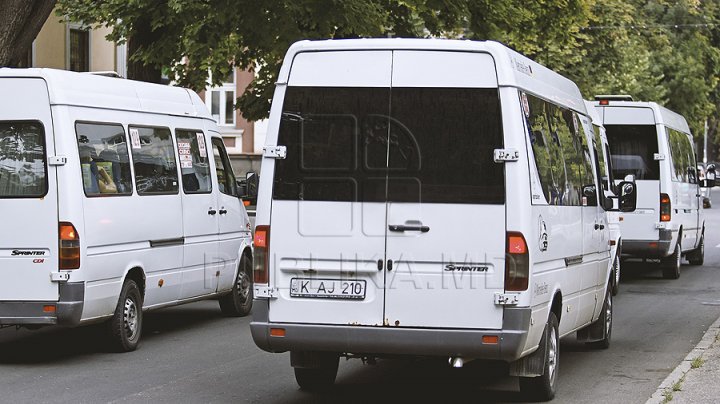 RUŞINE SĂ LE FIE! Iată cine sunt hoţii care au jefuit o femeie în timp ce se deplasa cu microbuzul de pe ruta 129 (VIDEO)