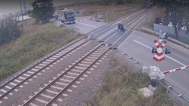 Un motociclist a fost amendat cu aproape 1.000 de euro după ce a  trecut în viteză prin faţa unui tren