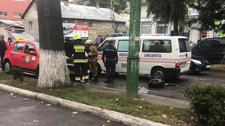 Grav accident rutier pe strada Munceşti! Două maşini au fost făcute praf (FOTO/VIDEO)