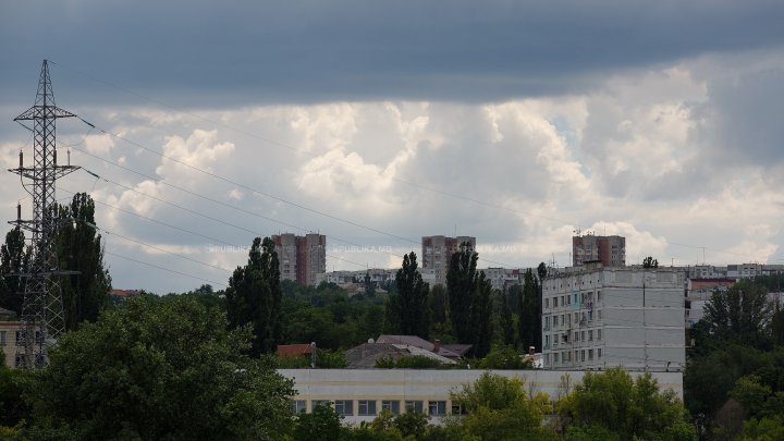 Contrabandă cu tutun şi băuturi alcoolice contrafăcute în Moldova. Oamenii legii au făcut percheziţii (VIDEO)