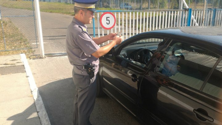 Un moldovean cu permis de conducere necorespunzător, depistat la controlul de frontieră